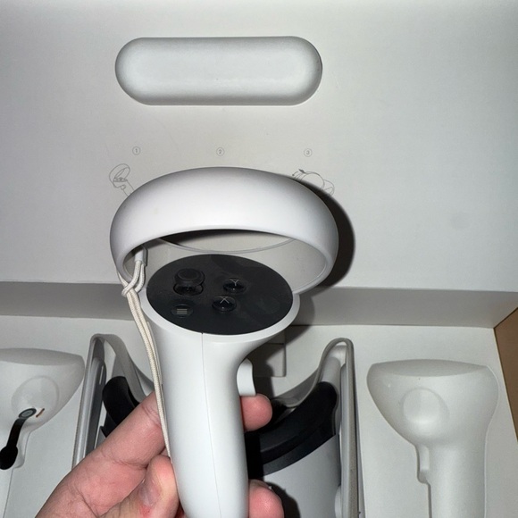 Oculus Meta Quest 2 VR Headset - White - Picture 8 of 11